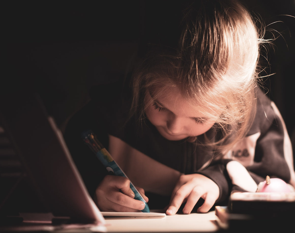 A child drawing at a table, illustrating the family activities of the Nuit et Journee des musees